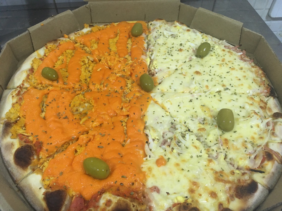 Vista superior da pizza siciliana com salame, abobrinha, galinha